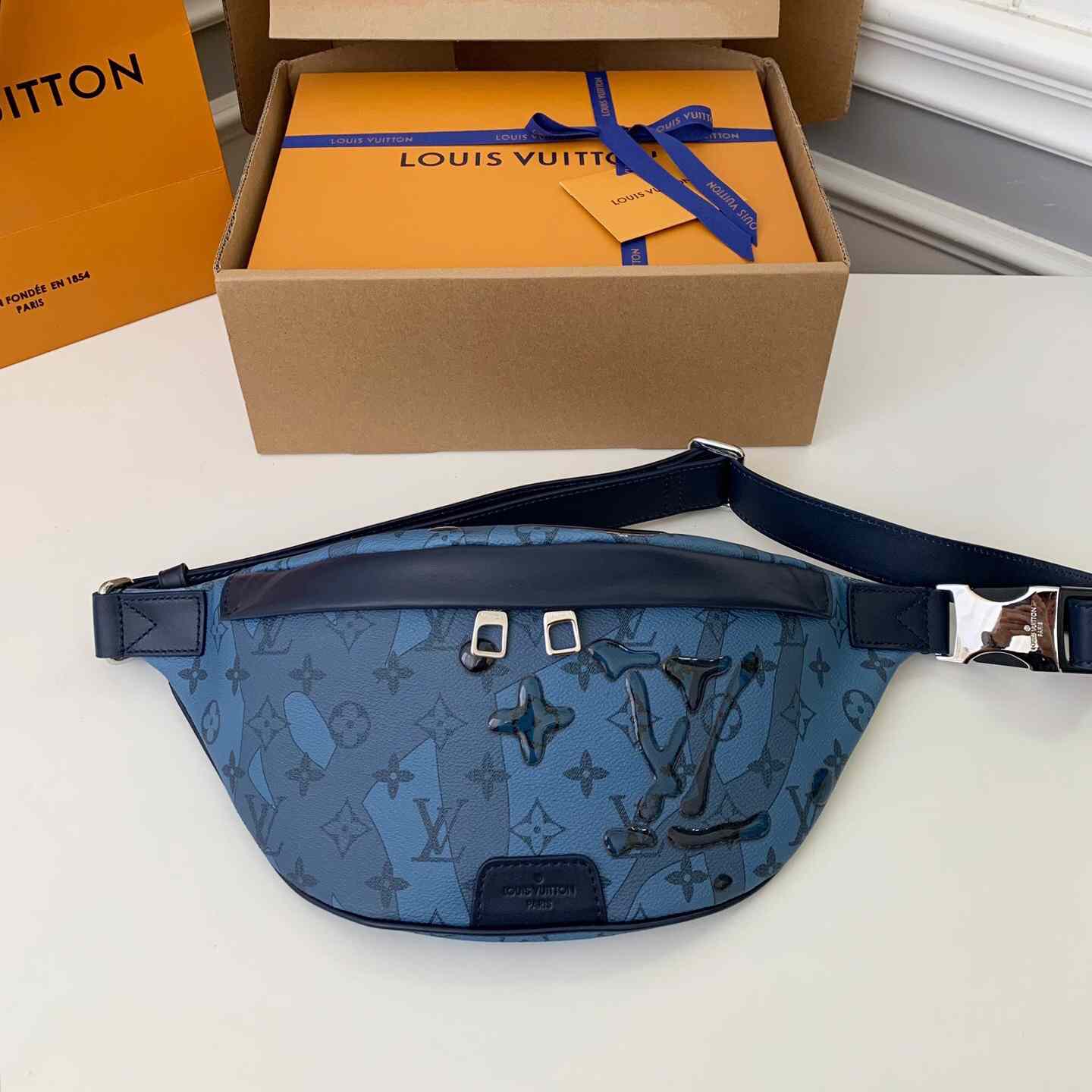 Louis Vuitton Discovery Bumbag  (44*15*9cm)   M22576 - EUR FASHION