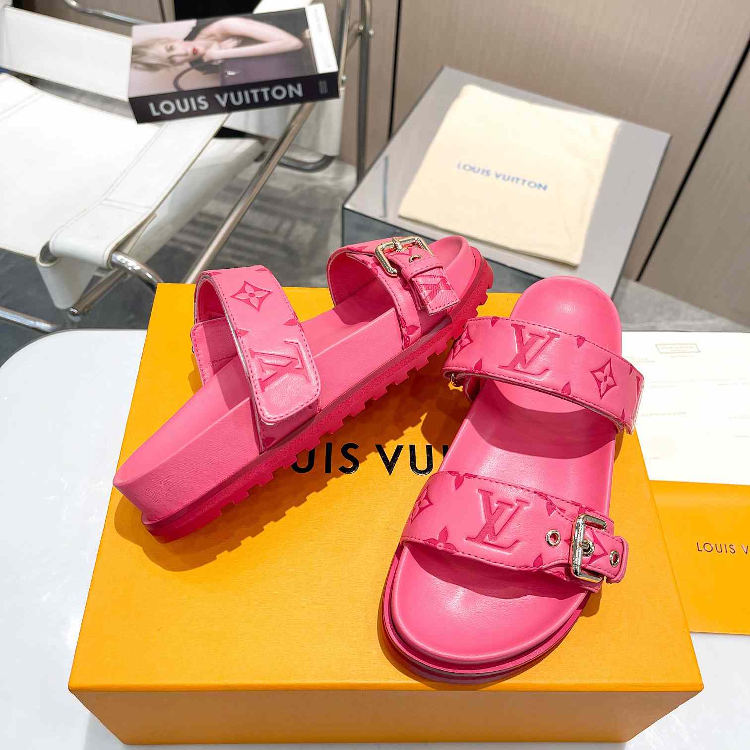 Louis Vuitton Bom Dia Flat Comfort Mule   1AB38P - EUR FASHION