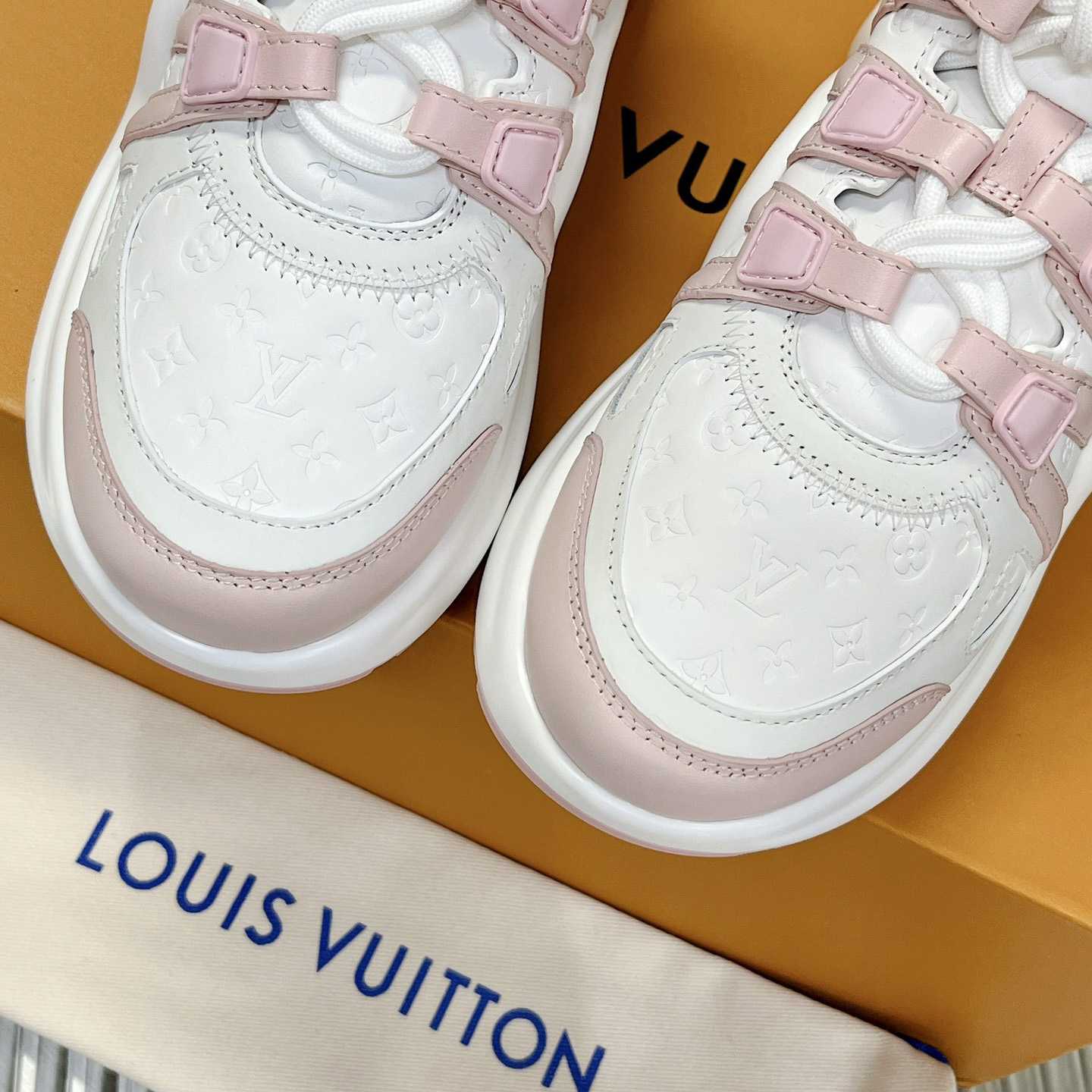 Louis Vuitton LV Archlight Sneaker    - EUR FASHION