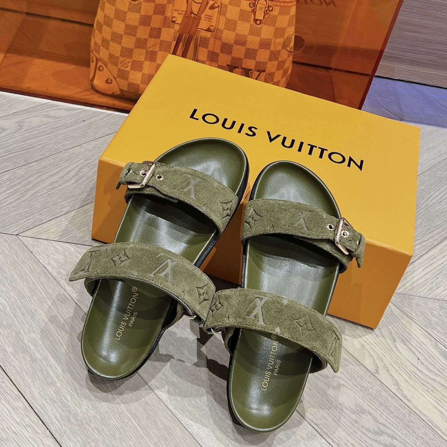 Louis Vuitton Bom Dia Flat Comfort Mule    1ABOYY - EUR FASHION