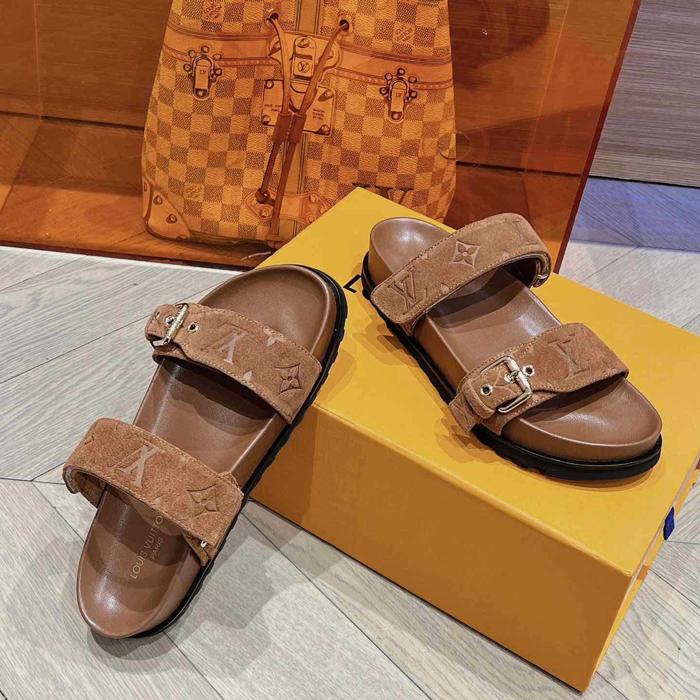 Louis Vuitton Bom Dia Flat Comfort Mule    1ABOY4 - EUR FASHION