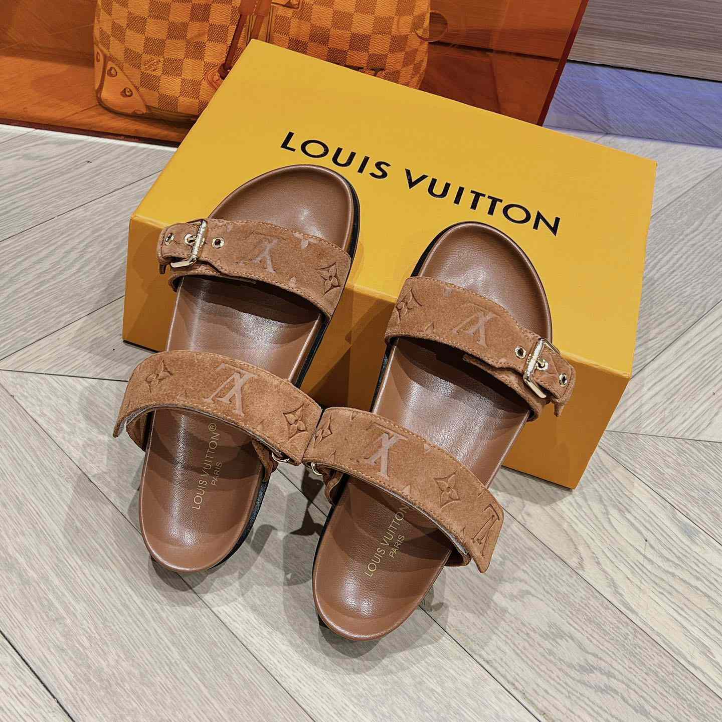 Louis Vuitton Bom Dia Flat Comfort Mule    1ABOY4 - EUR FASHION