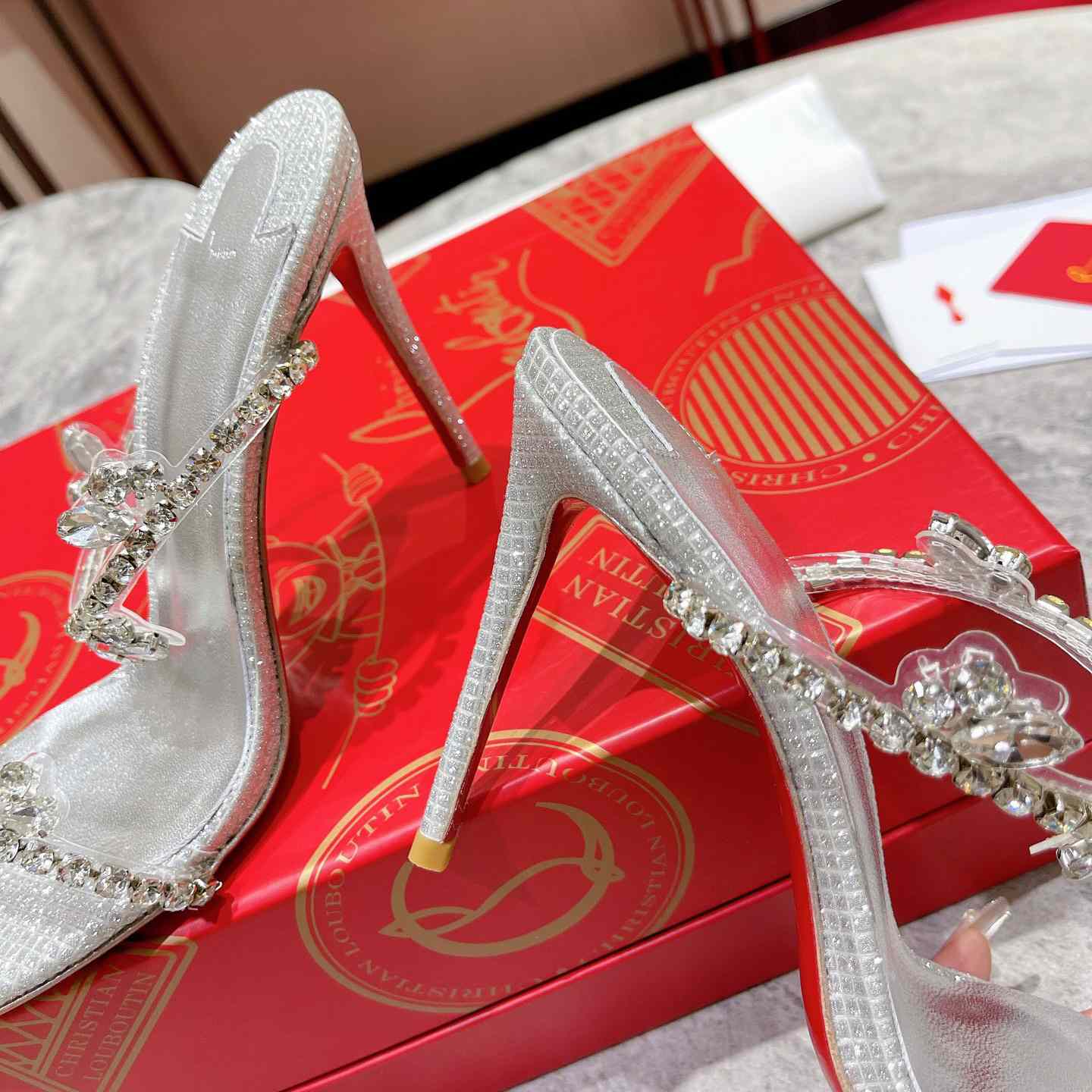 Christian Louboutin Just Queen - EUR FASHION