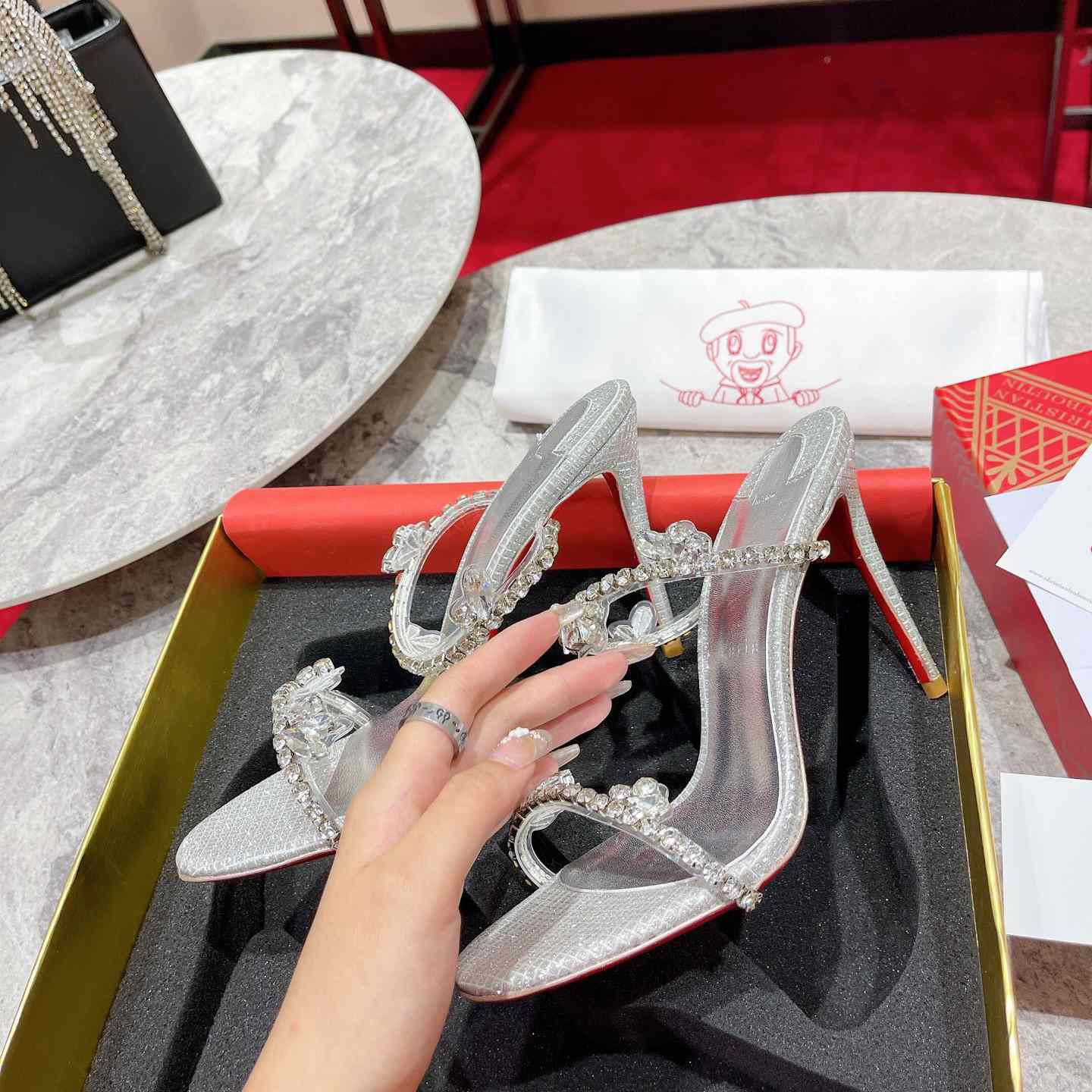 Christian Louboutin Just Queen - EUR FASHION