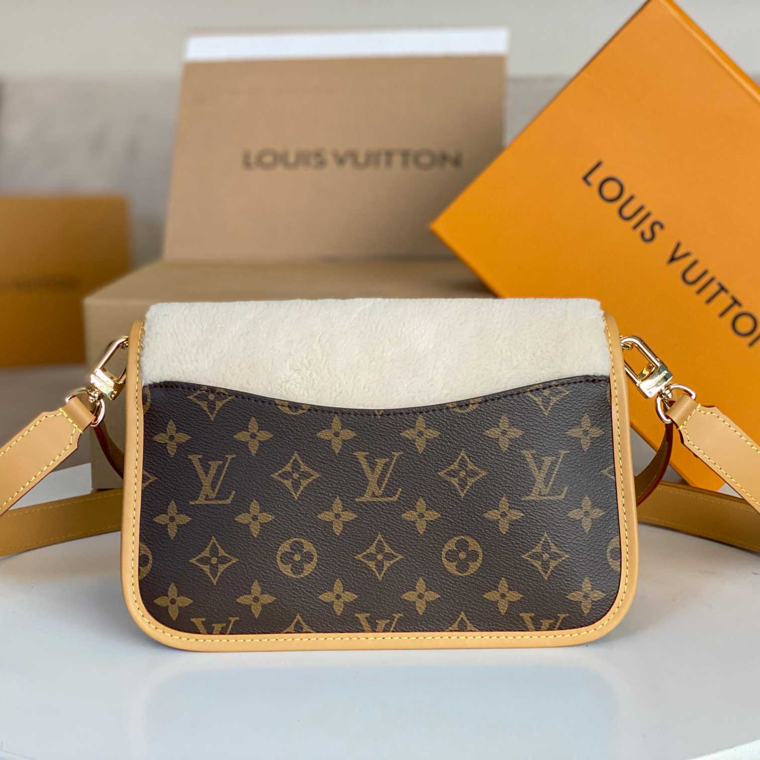 Louis Vuitton Diane (24 x 15 x 9cm)  M46317 - EUR FASHION