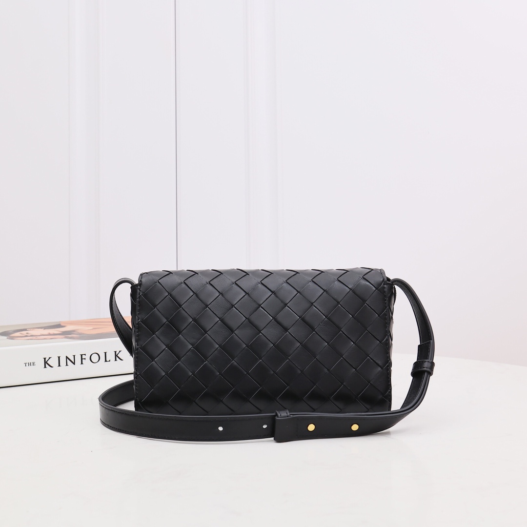 Bottega Veneta Mini Andiamo Cross-Body Bag - EUR FASHION