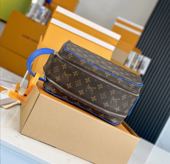 Louis Vuitton Dopp Kit      M46763 - EUR FASHION