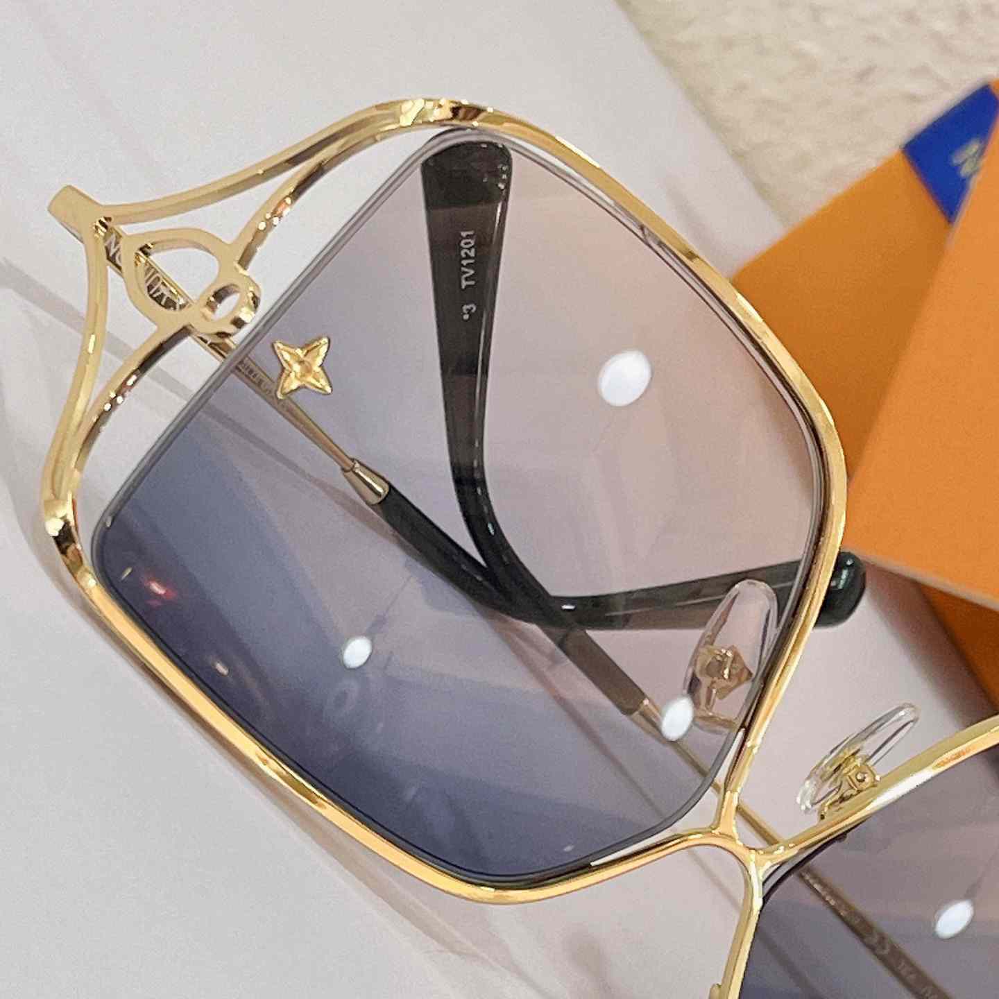 Louis Vuitton LV Petal Square Sunglasses   Z1629 - EUR FASHION