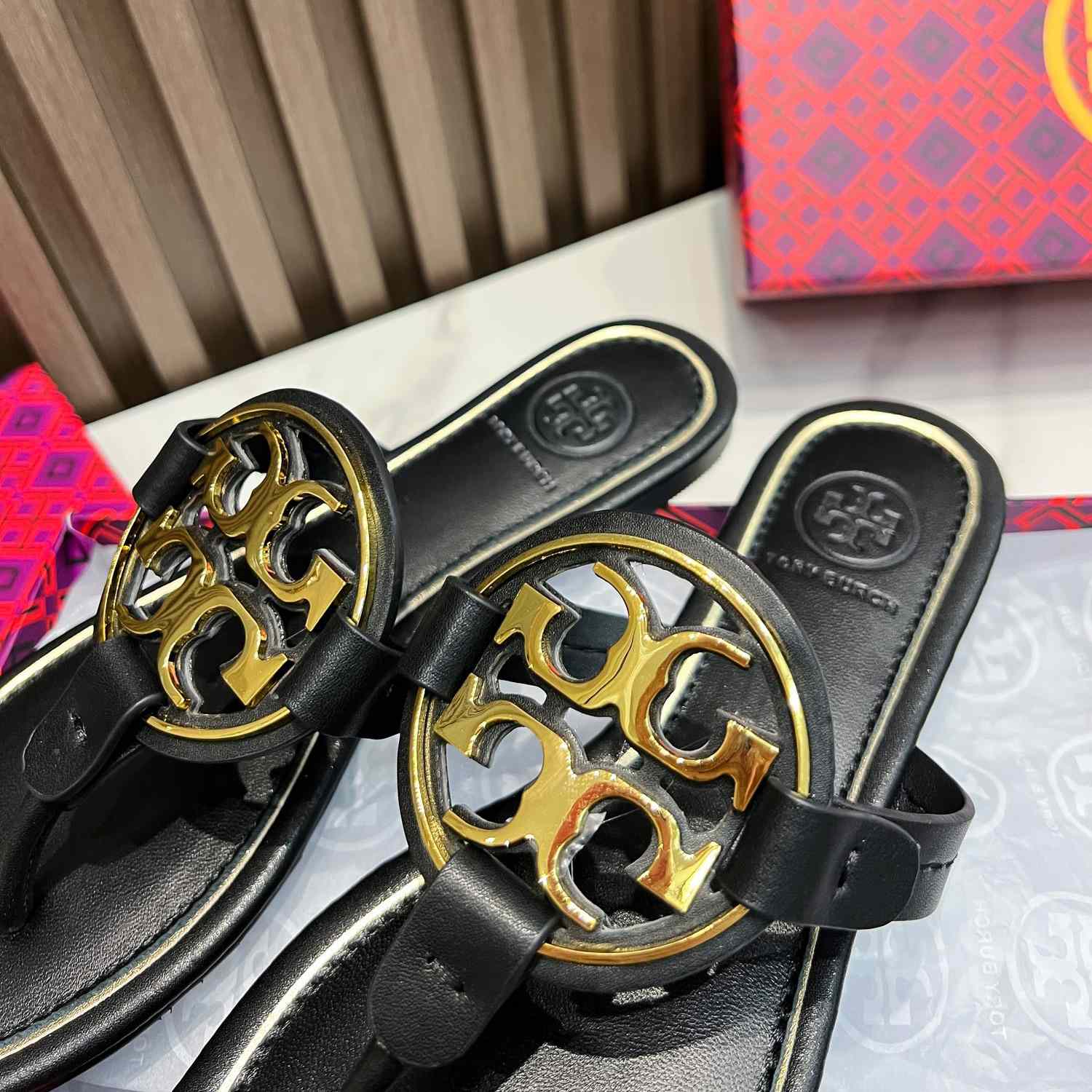 Tory Burch Leather Thong Sandals  - EUR FASHION