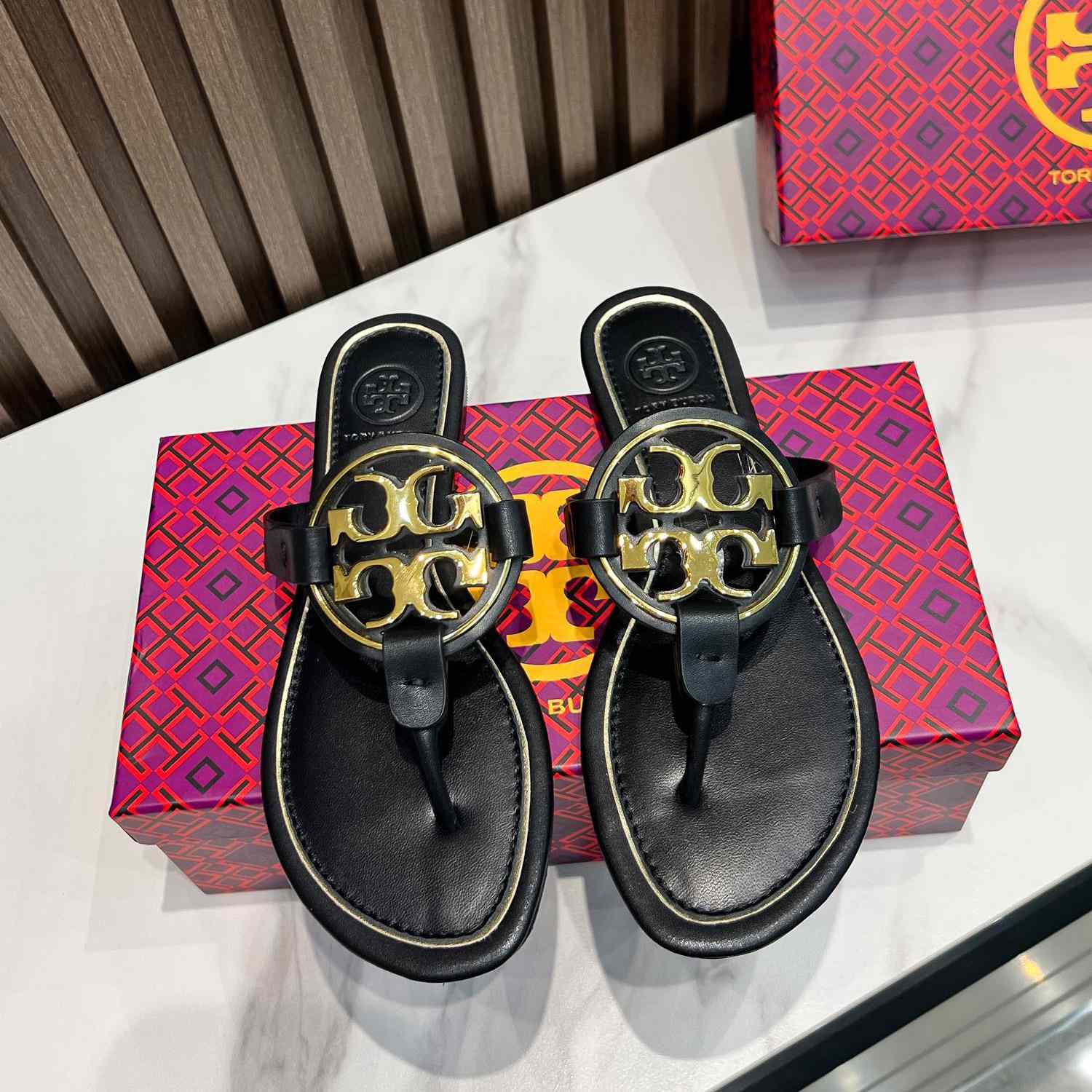 Tory Burch Leather Thong Sandals  - EUR FASHION