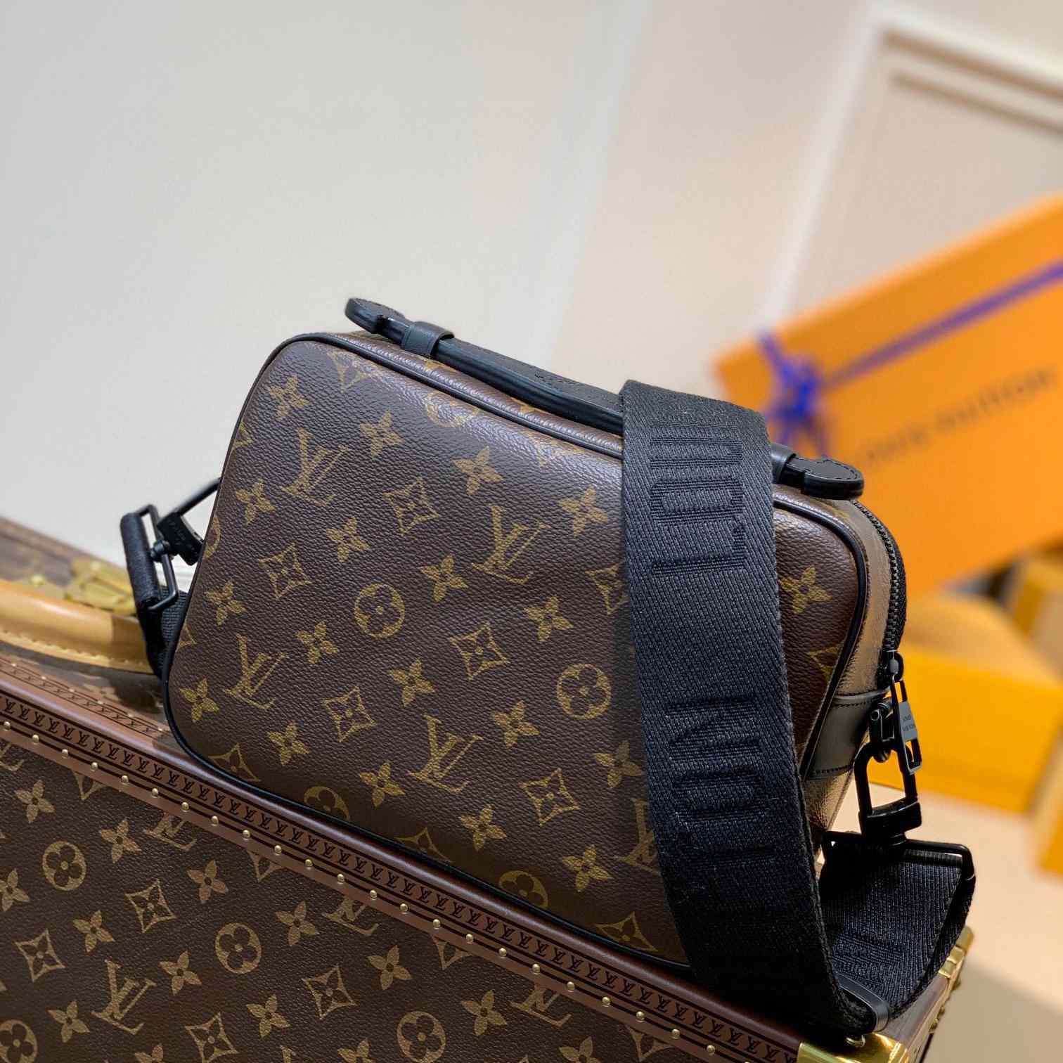 Louis Vuitton S Lock Messenger    M45806 - EUR FASHION