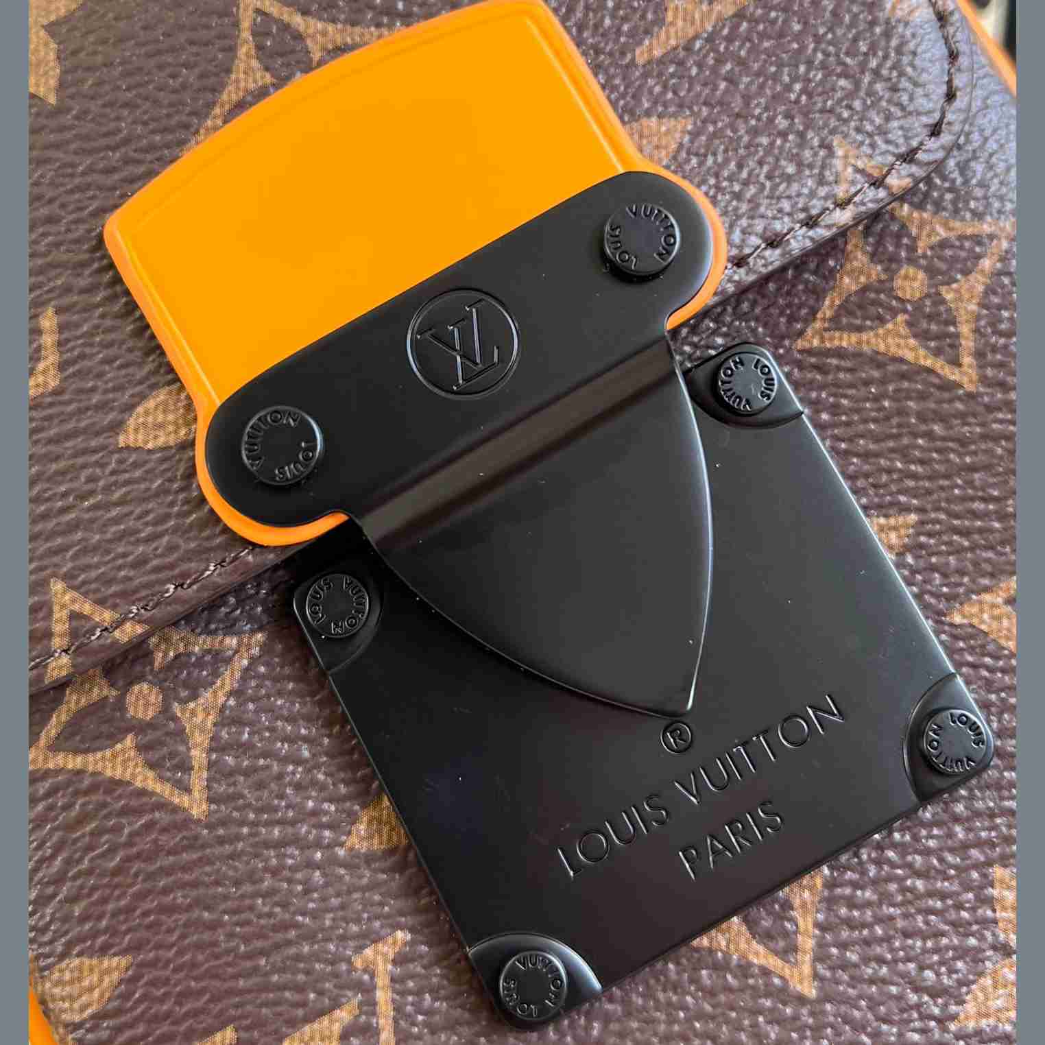 Louis Vuitton S-Lock Vertical Wearable Wallet    M82535 - EUR FASHION