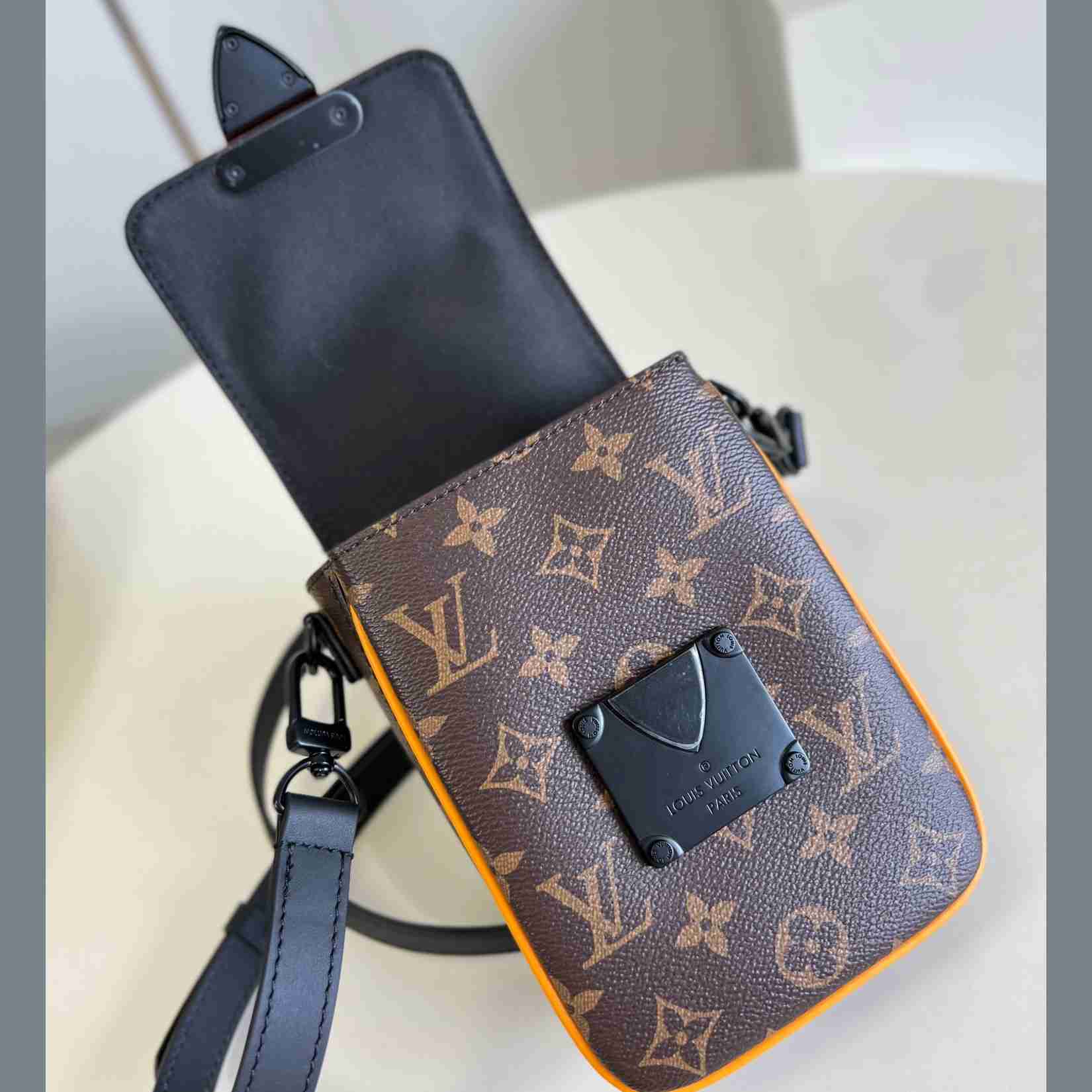 Louis Vuitton S-Lock Vertical Wearable Wallet    M82535 - EUR FASHION