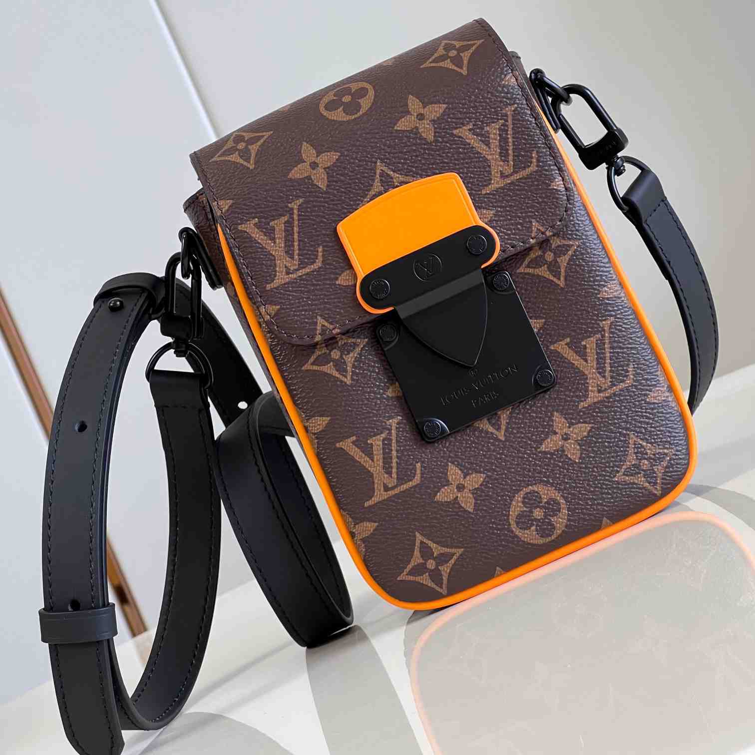 Louis Vuitton S-Lock Vertical Wearable Wallet    M82535 - EUR FASHION