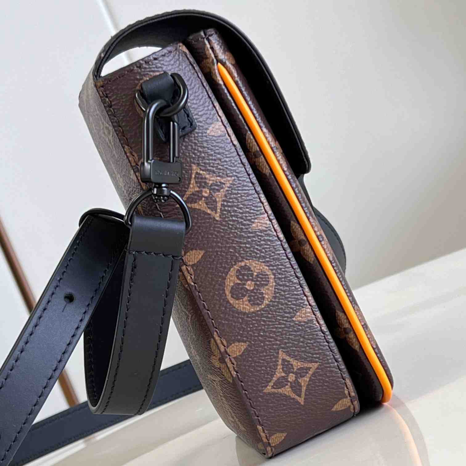 Louis Vuitton S-Lock Vertical Wearable Wallet    M82535 - EUR FASHION