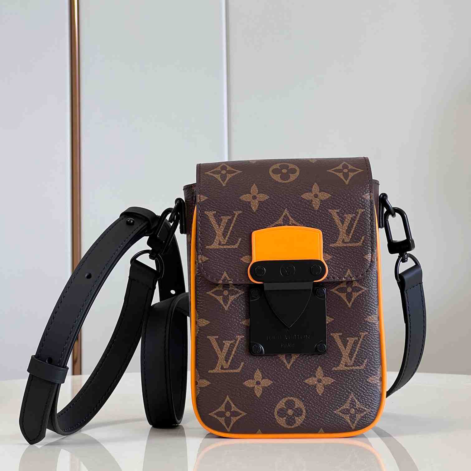 Louis Vuitton S-Lock Vertical Wearable Wallet    M82535 - EUR FASHION