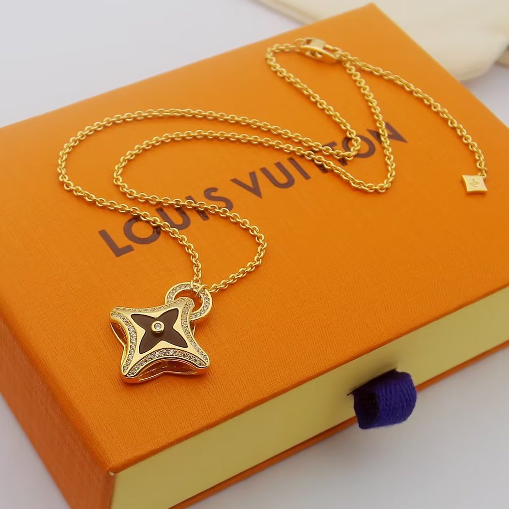 Louis Vuitton Ever Blossom Pendant, Yellow Gold - EUR FASHION