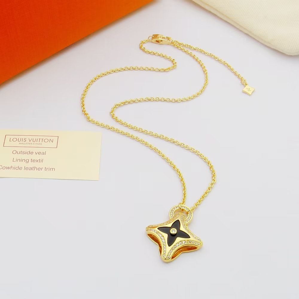 Louis Vuitton Ever Blossom Pendant, Yellow Gold - EUR FASHION