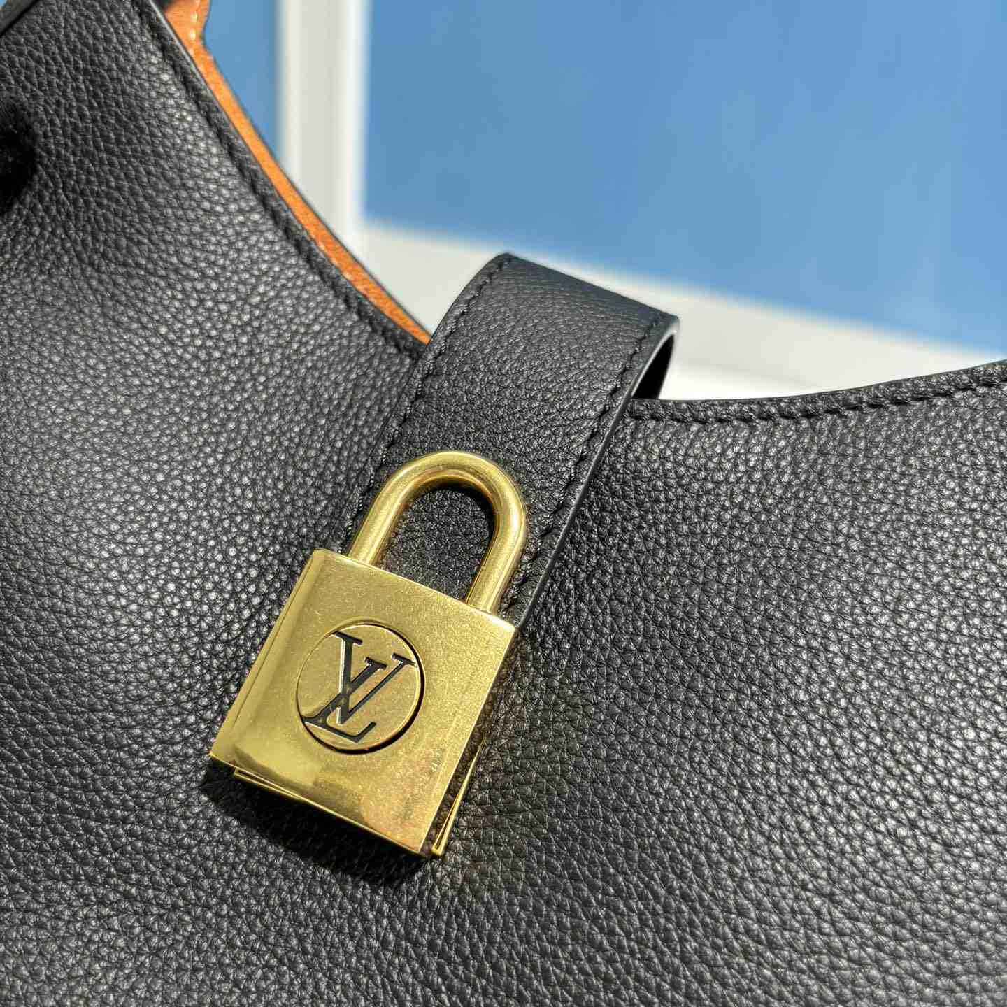 Louis Vuitton Low Key Shoulder Bag   M24611 - EUR FASHION