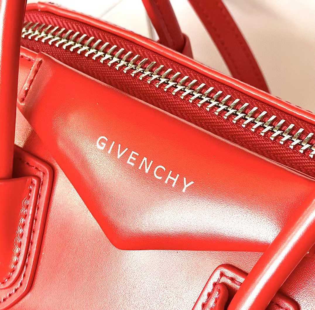 Givenchy Shiny Lord Calfskin Small Antigona Bag   22*27*13cm - EUR FASHION