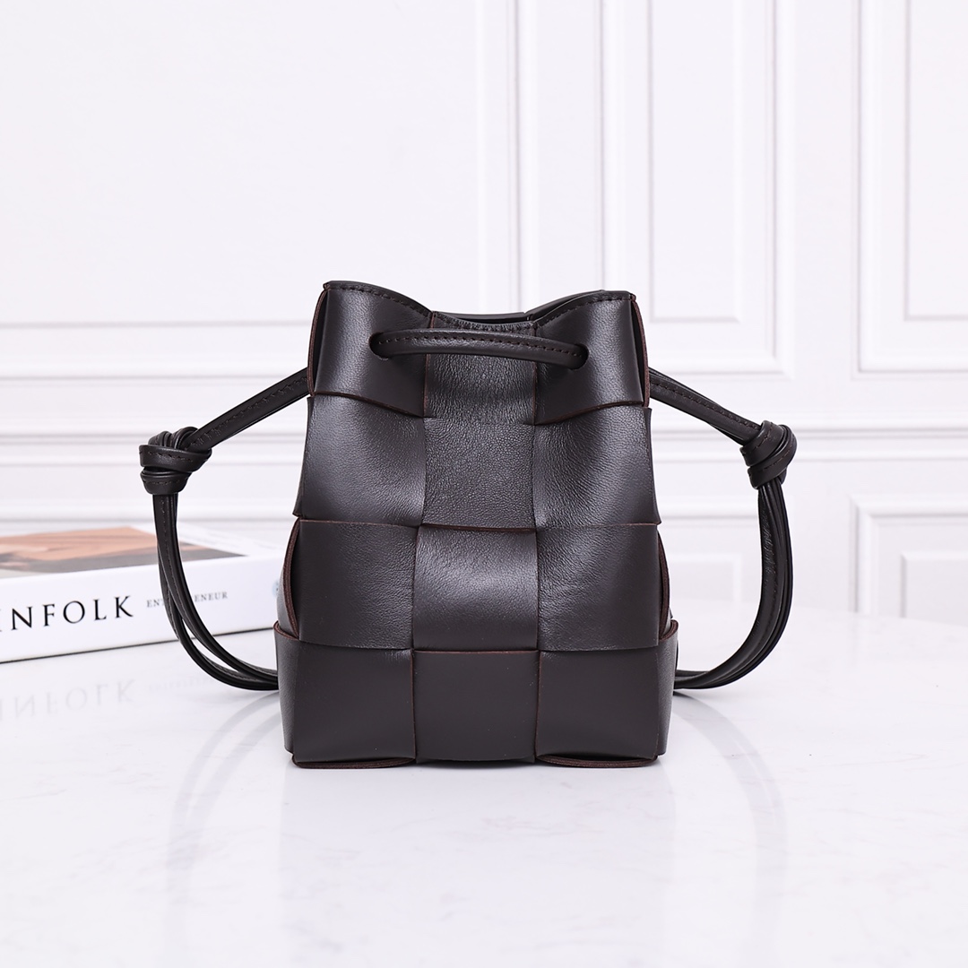 Bottega Veneta Small Cassette Cross-Body Bucket - EUR FASHION