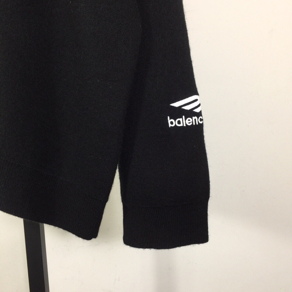 Balenciaga Ski Crewneck In Black - EUR FASHION