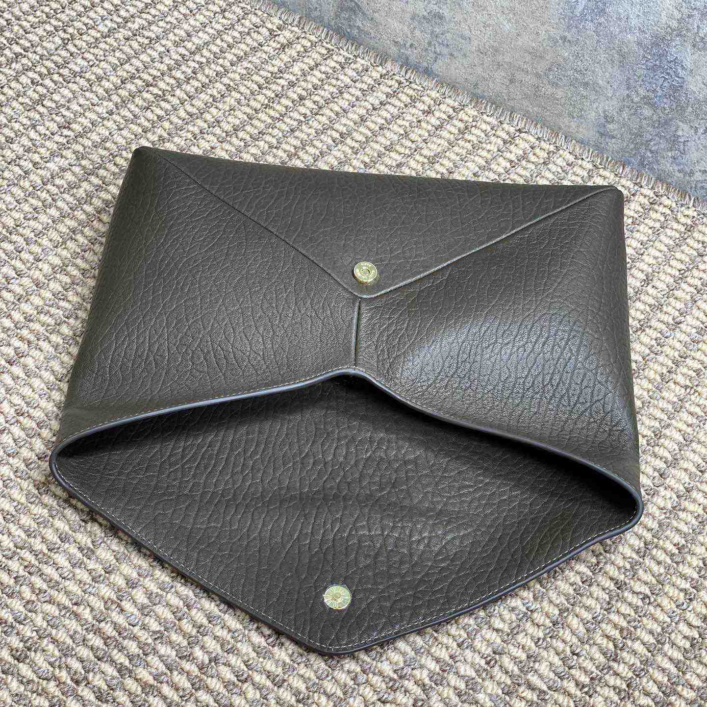 Saint Laurent Cassandre Large Envelope Pouch In Lambskin - EUR FASHION