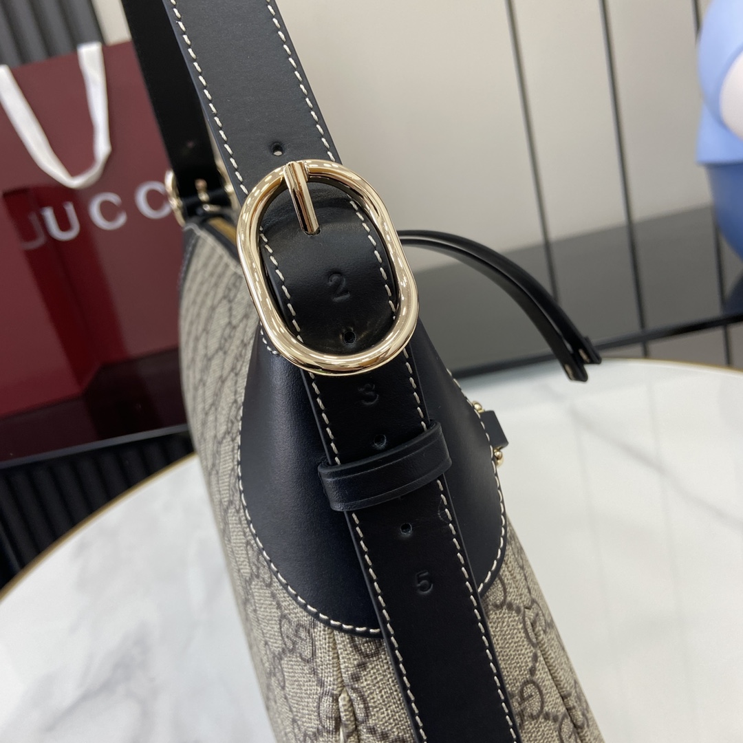 Gucci GG Emblem Medium Shoulder Bag - EUR FASHION