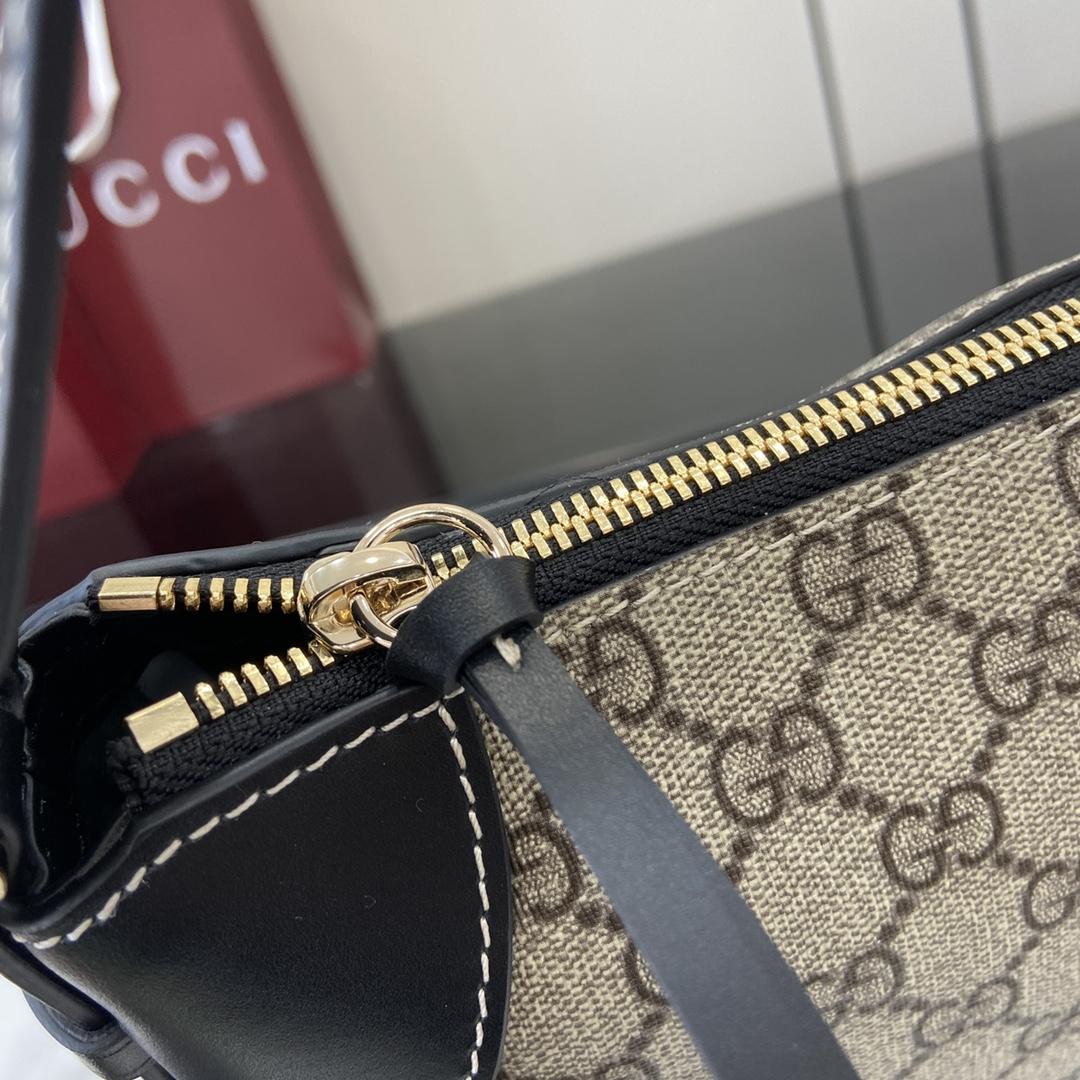 Gucci GG Emblem Medium Shoulder Bag - EUR FASHION