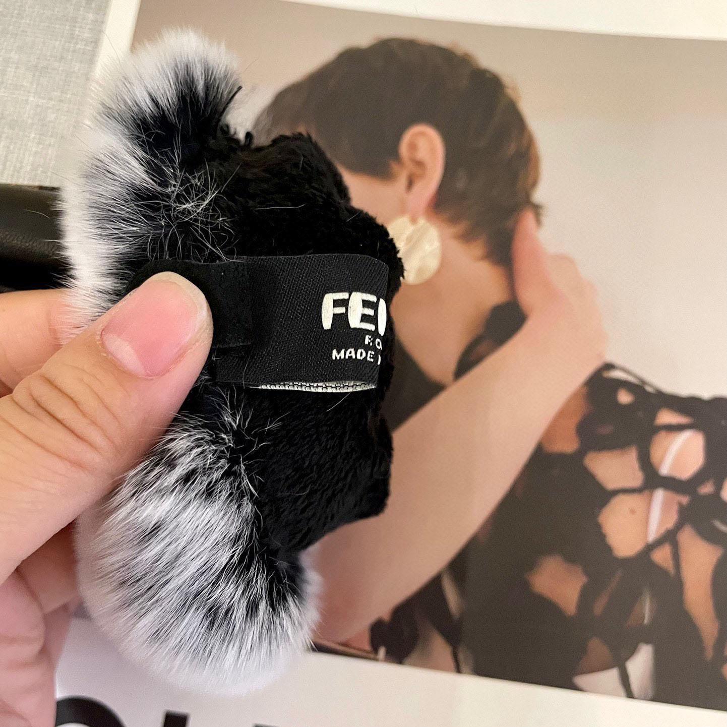 Fendi Gloves - EUR FASHION