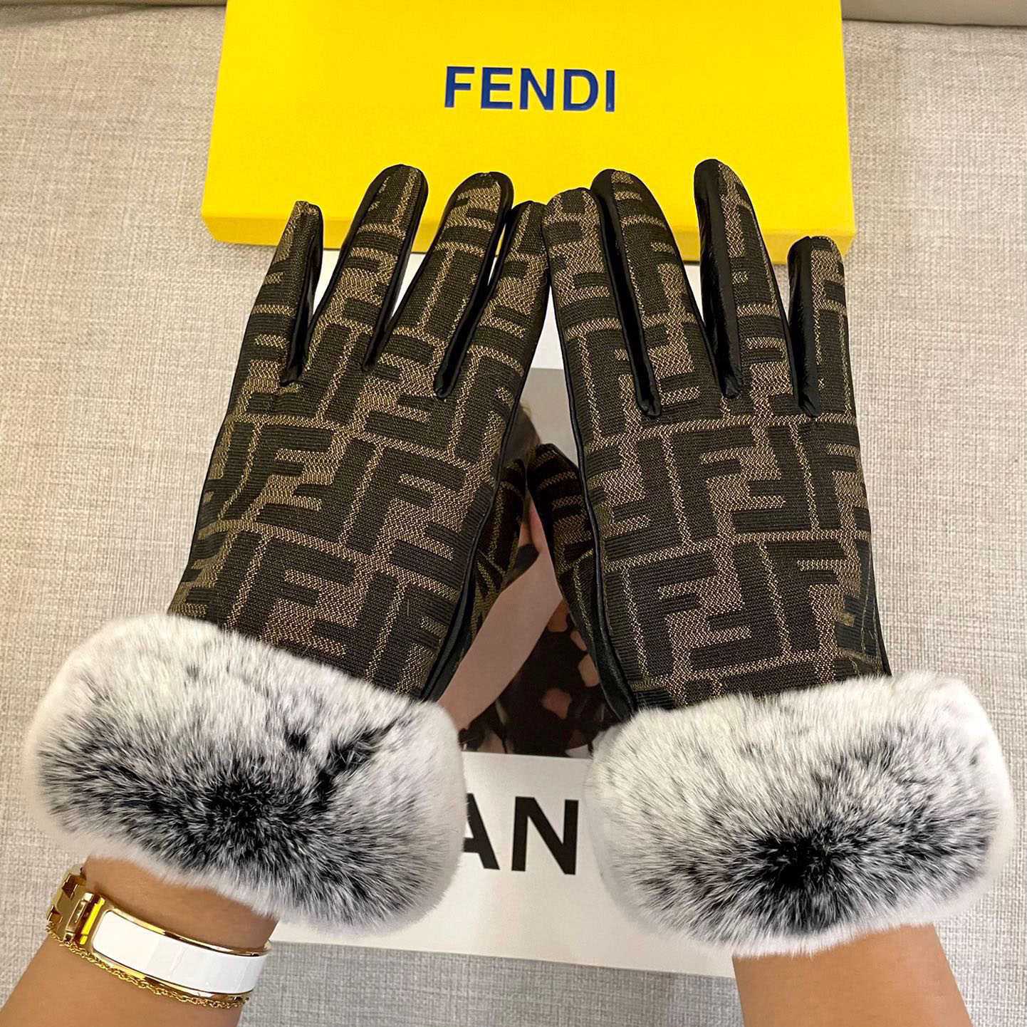 Fendi Gloves - EUR FASHION