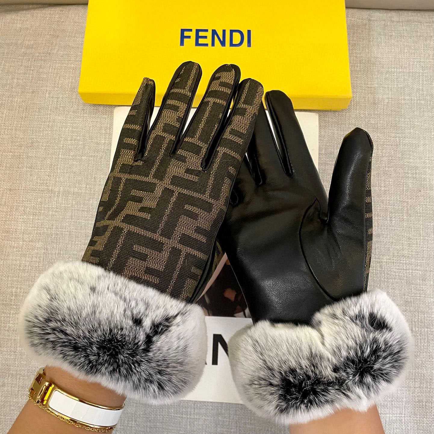 Fendi Gloves - EUR FASHION