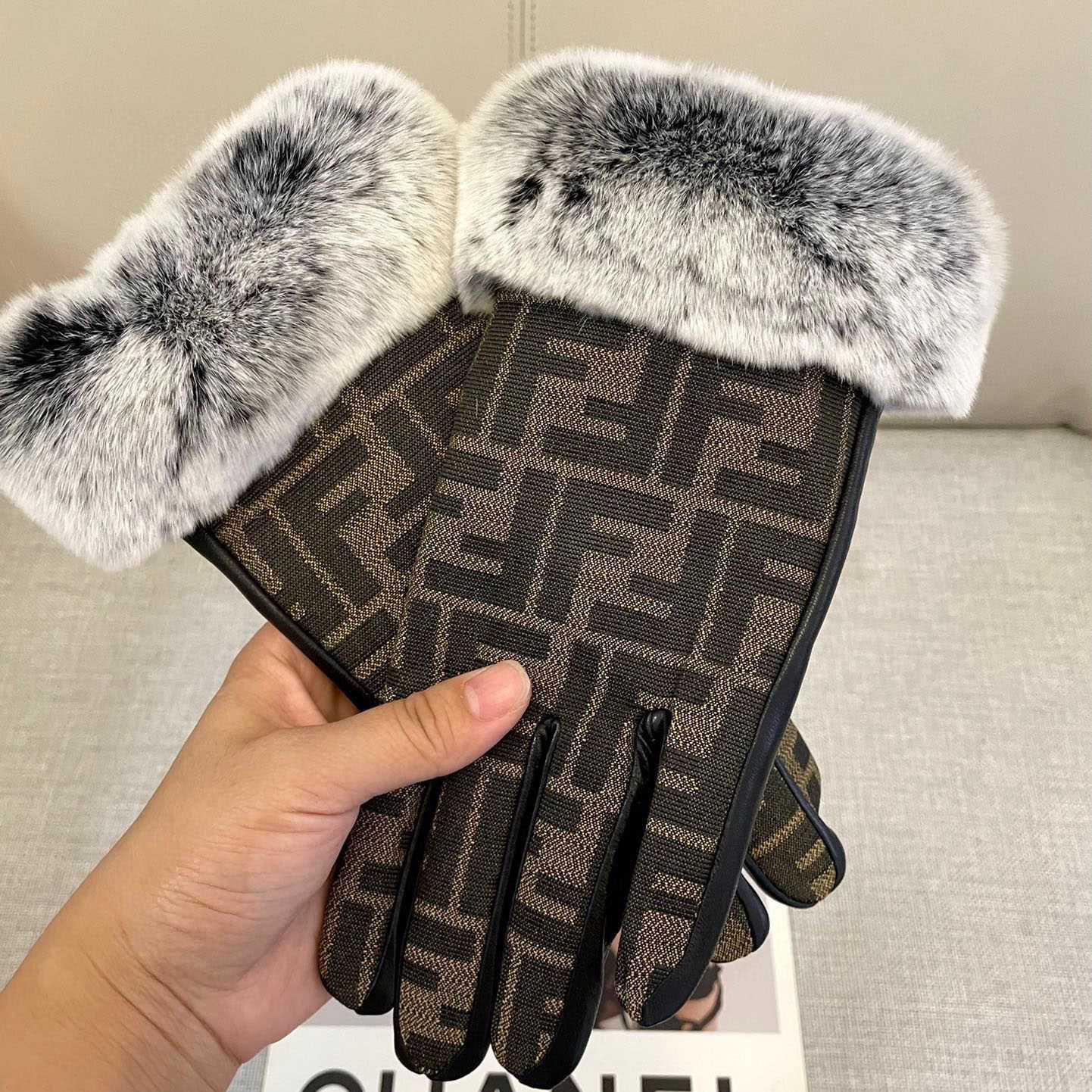 Fendi Gloves - EUR FASHION