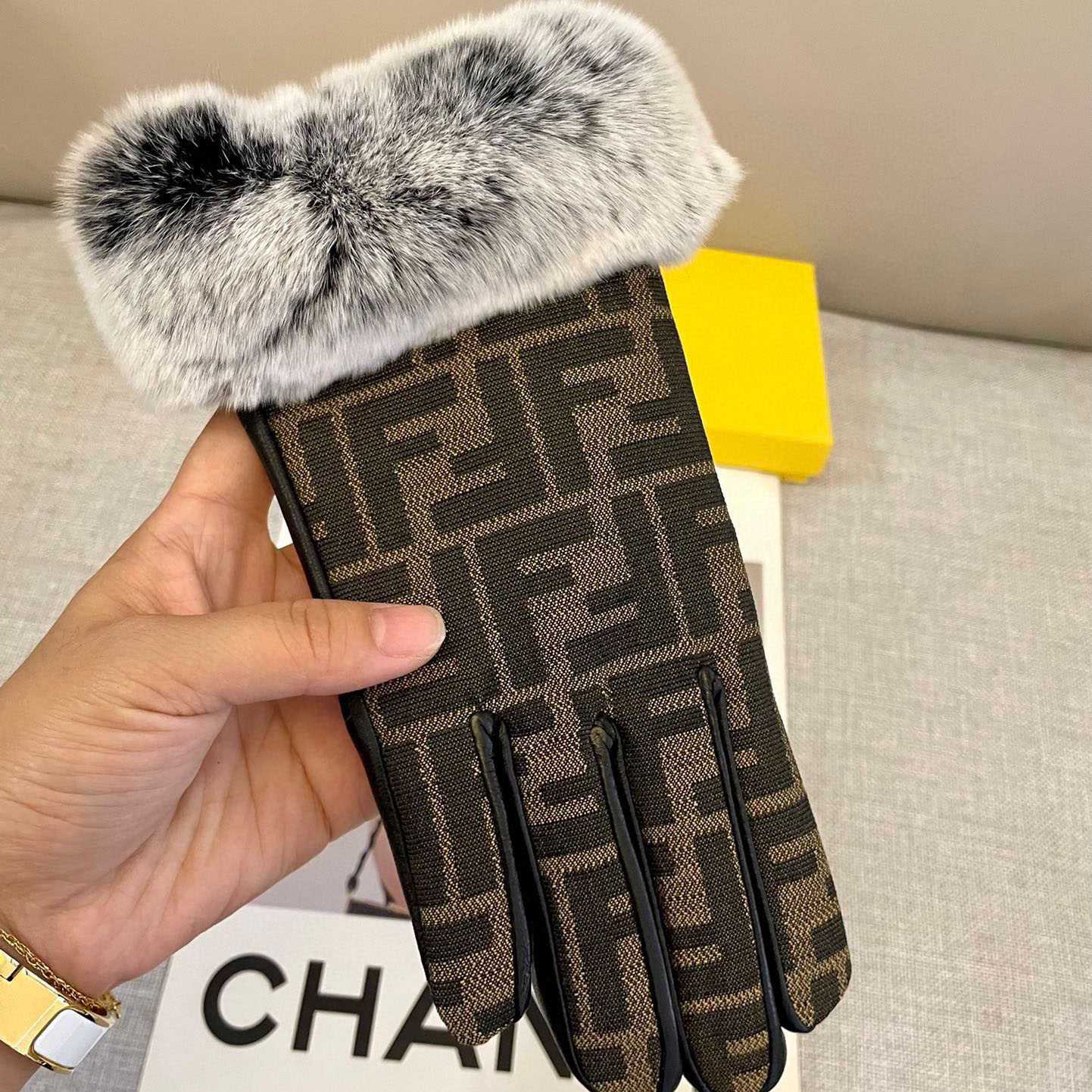 Fendi Gloves - EUR FASHION