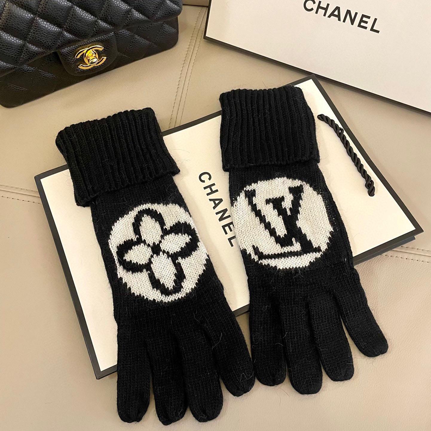 Louis Vuitton LV Medallion Gloves - EUR FASHION