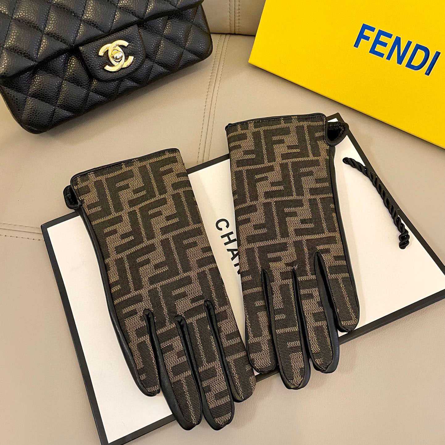 Fendi Gloves - EUR FASHION