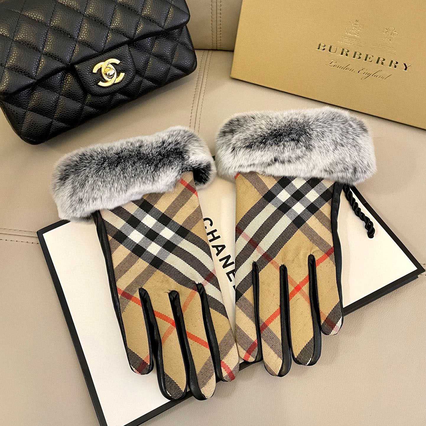 Burberry Gloves  - EUR FASHION