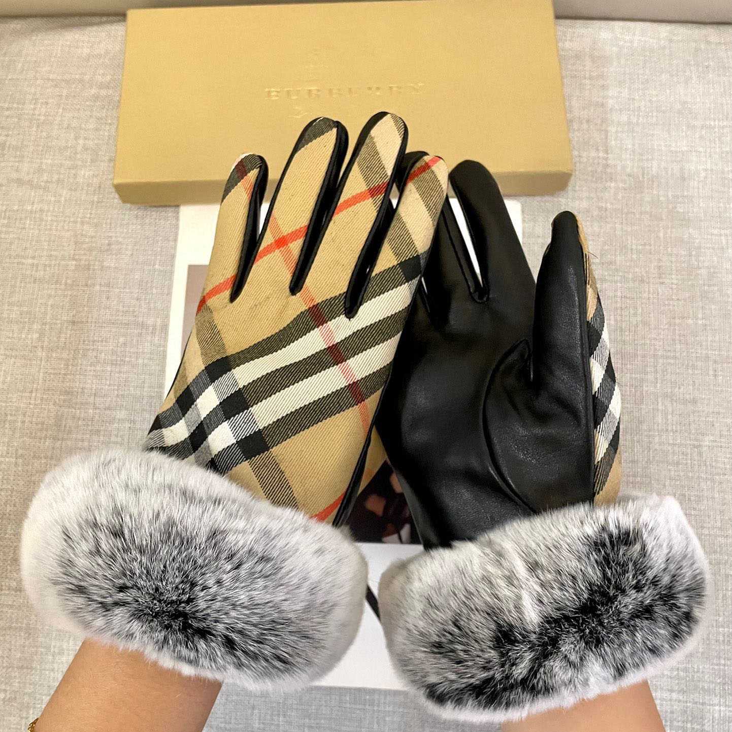 Burberry Gloves  - EUR FASHION