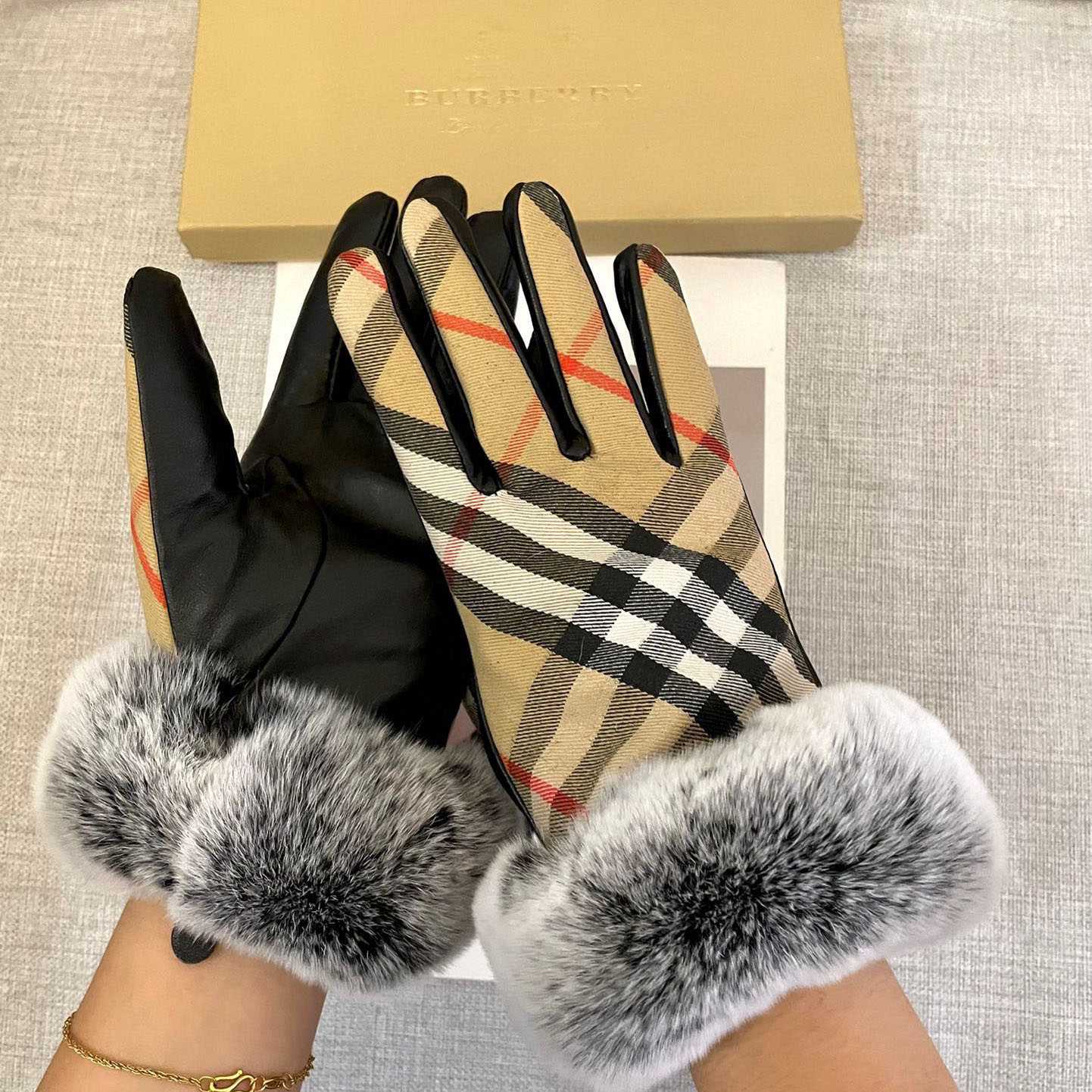 Burberry Gloves  - EUR FASHION