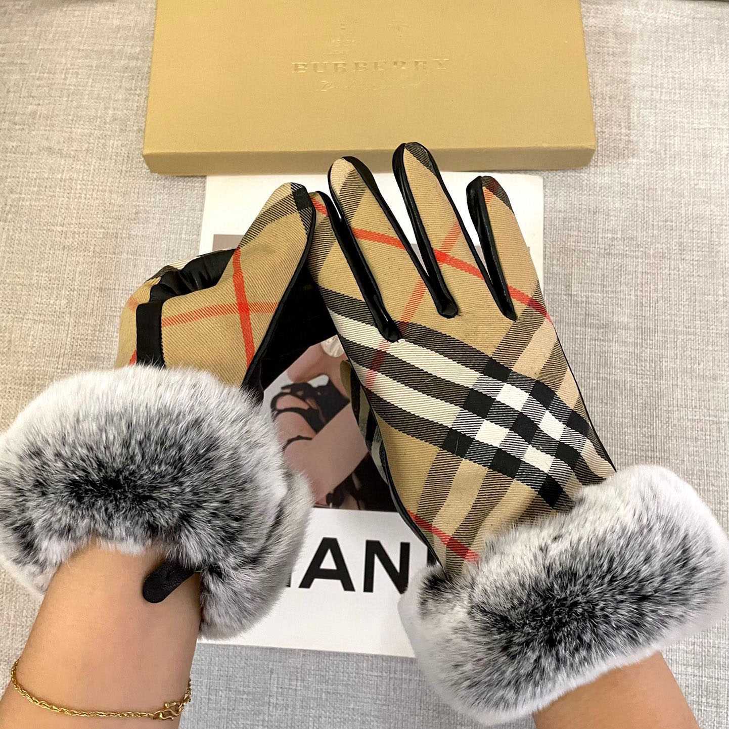 Burberry Gloves  - EUR FASHION