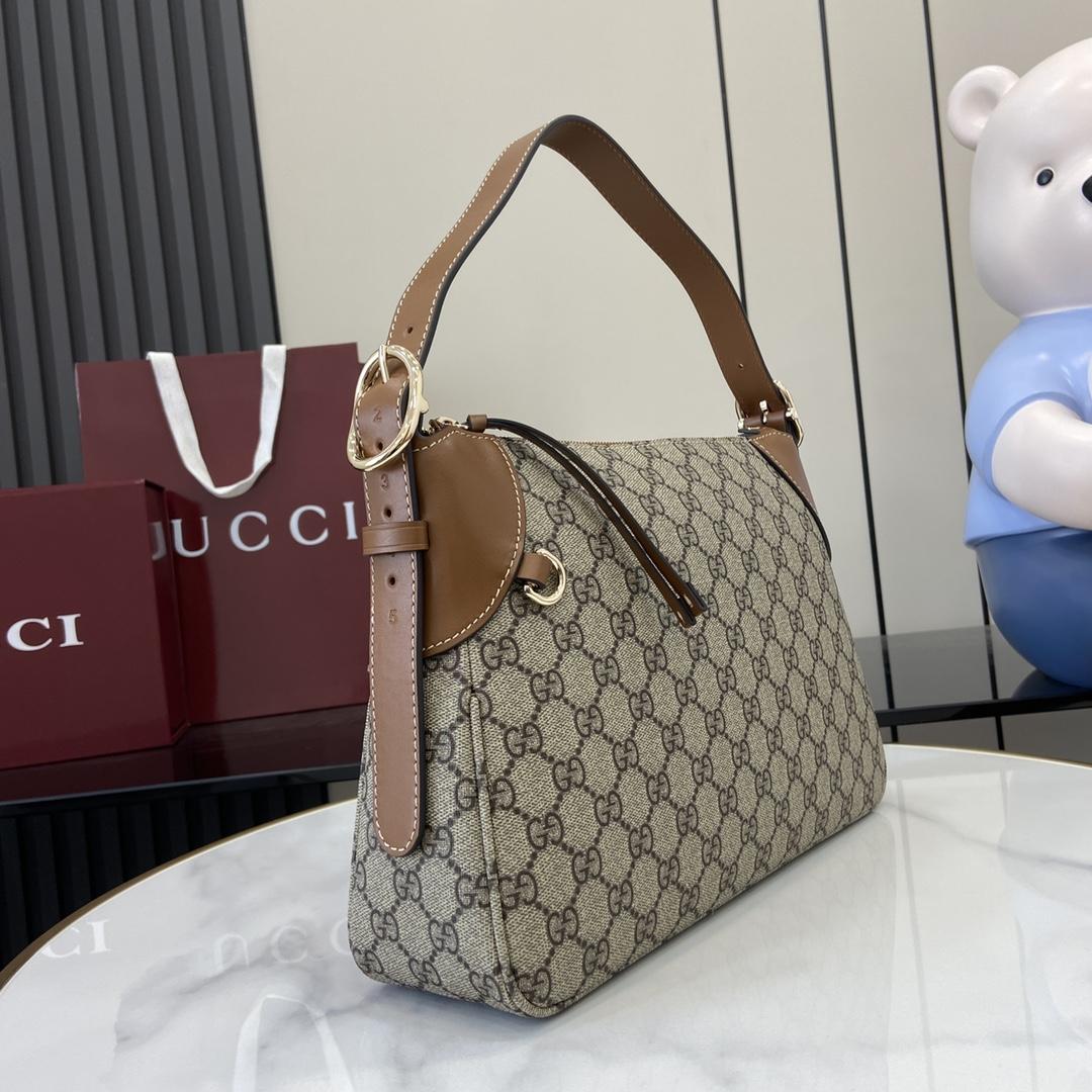 Gucci GG Emblem Medium Shoulder Bag - EUR FASHION