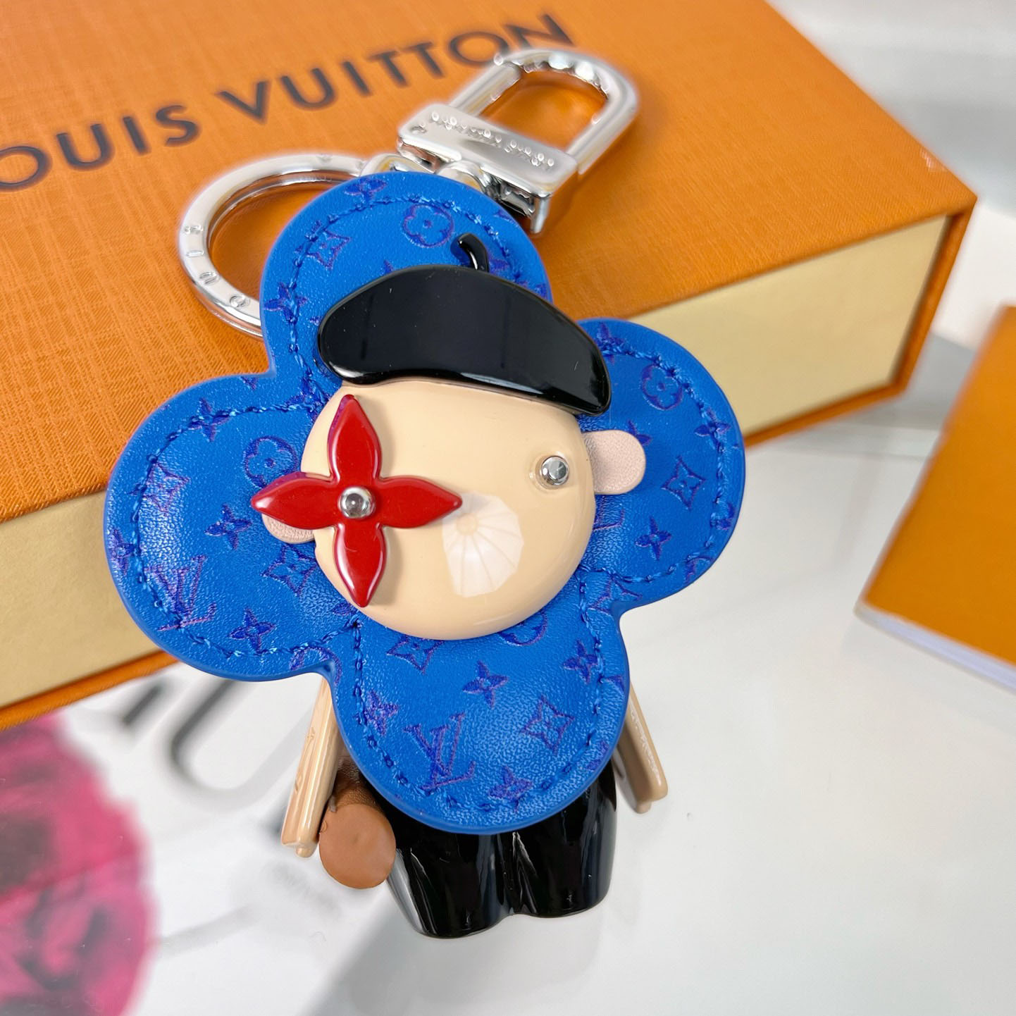 Louis Vuitton Vivienne in Paris Bag Charm  M01937 - EUR FASHION