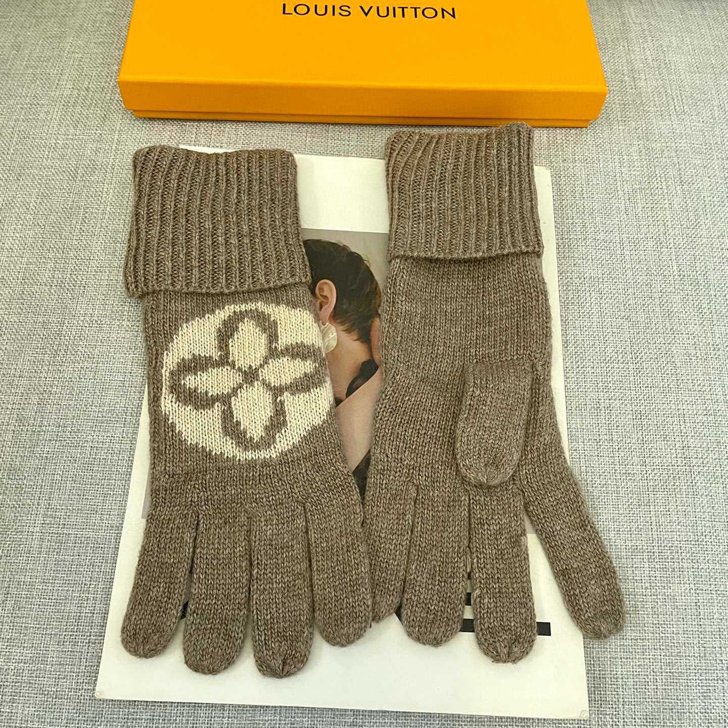 Louis Vuitton LV Medallion Gloves - EUR FASHION