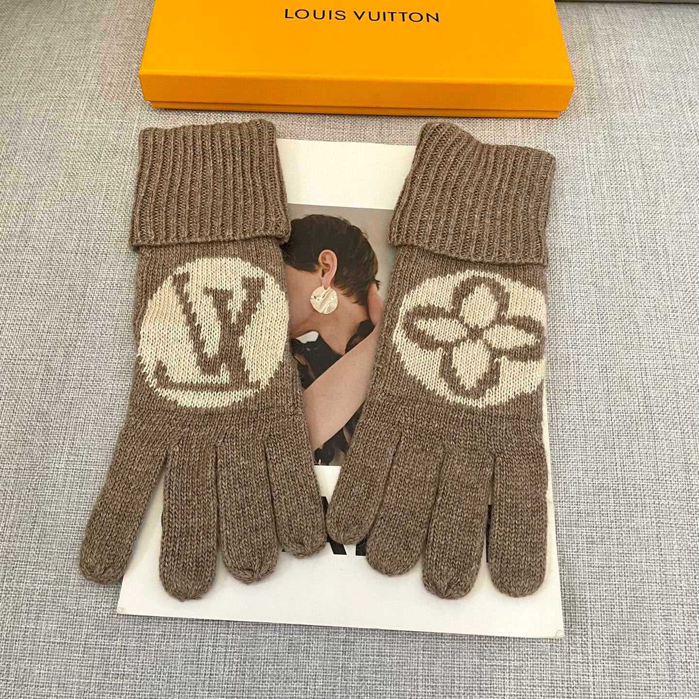 Louis Vuitton LV Medallion Gloves - EUR FASHION