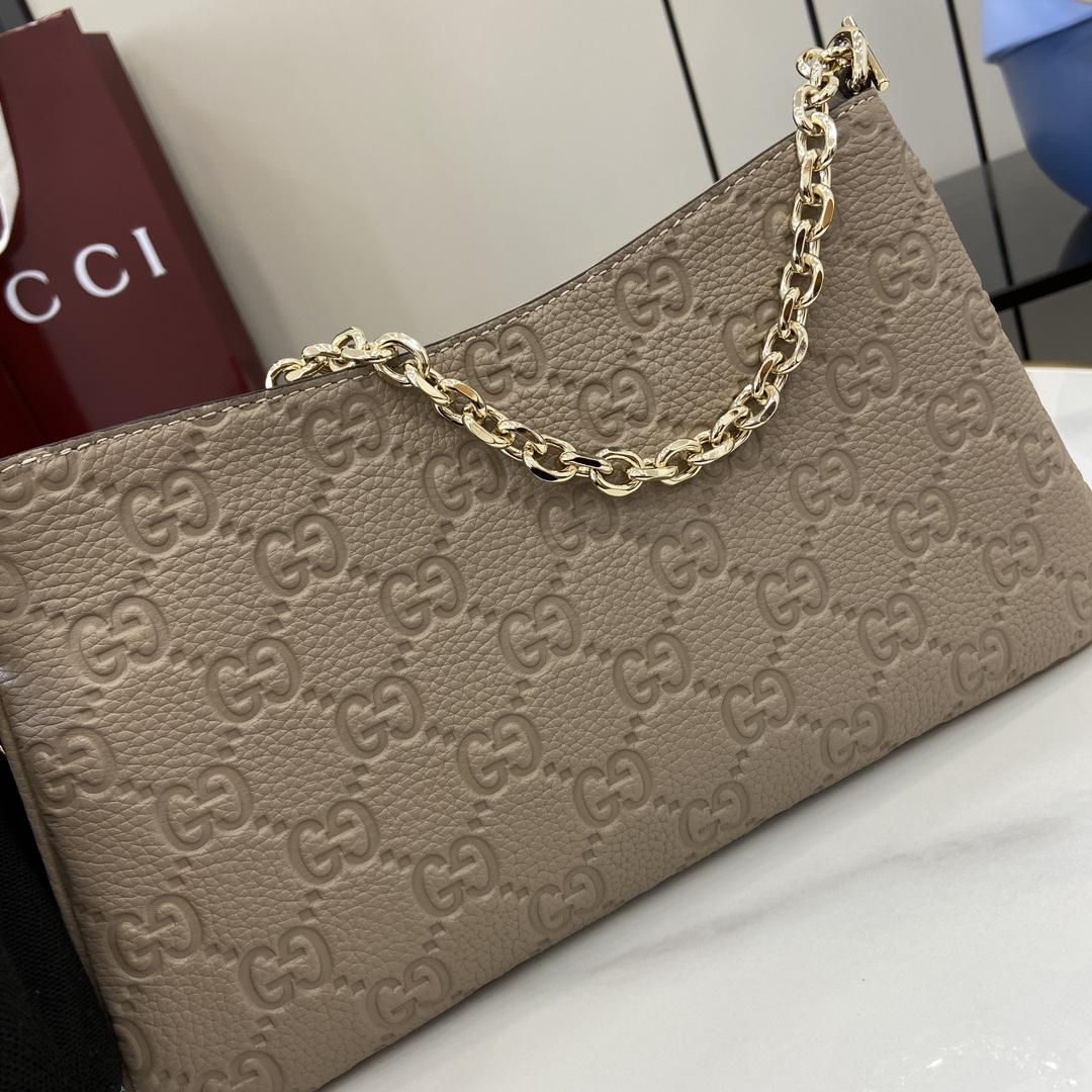 Gucci GG Emblem Medium Shoulder Bag - EUR FASHION