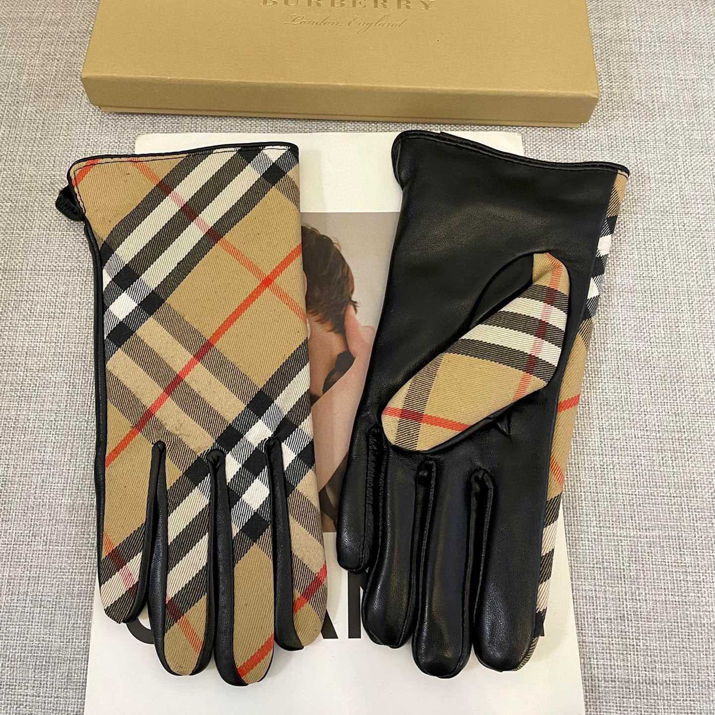 Burberry Gloves  - EUR FASHION