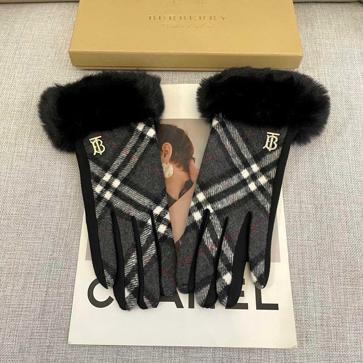 Burberry Gloves  - EUR FASHION