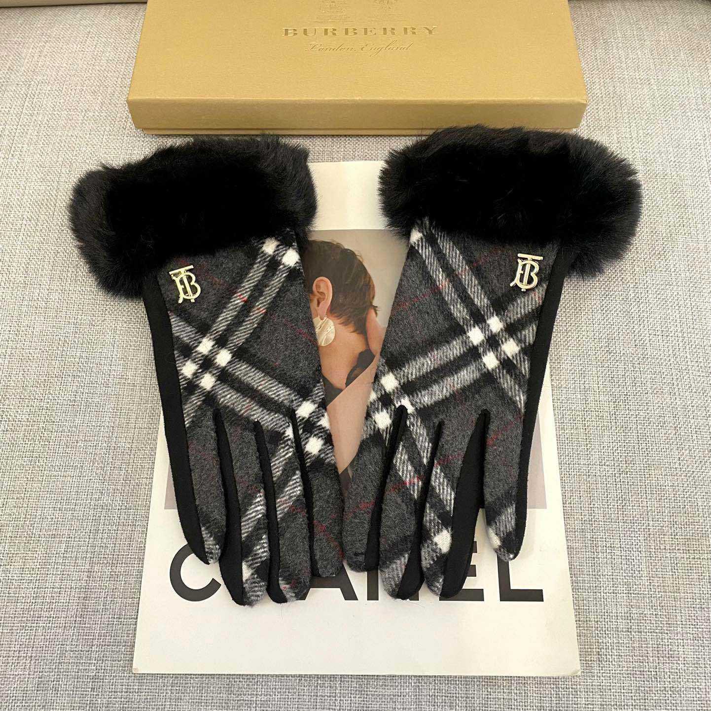 Burberry Gloves  - EUR FASHION