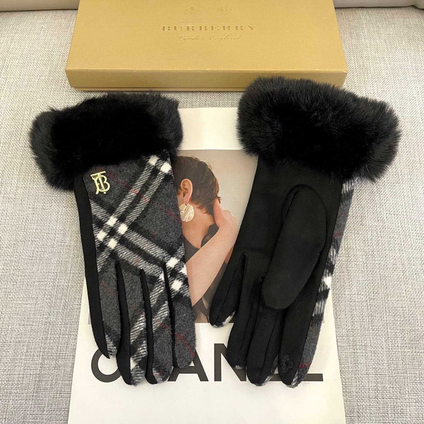 Burberry Gloves  - EUR FASHION