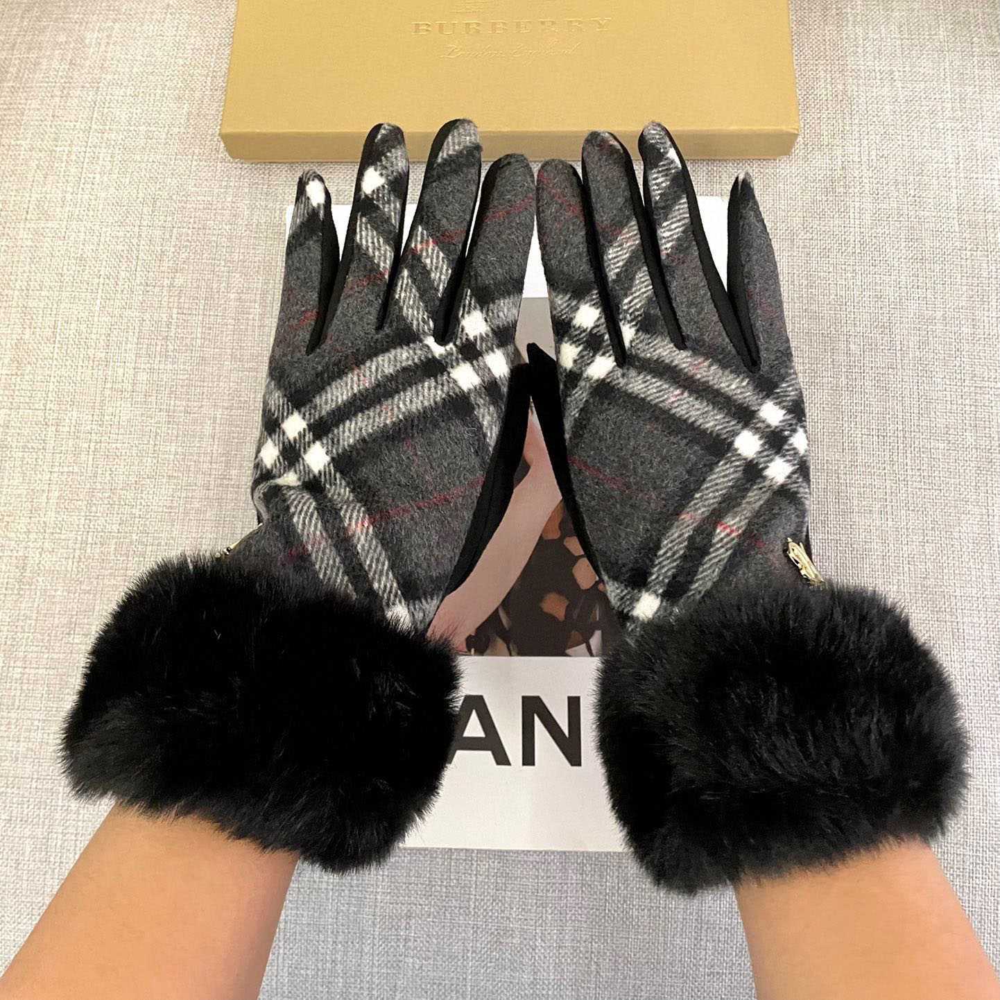 Burberry Gloves  - EUR FASHION